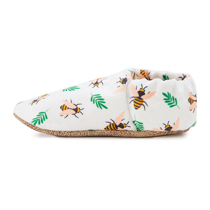 Soft organic cotton baby shoes in Bee design, perfect for first walkers and little explorers. Side view left.