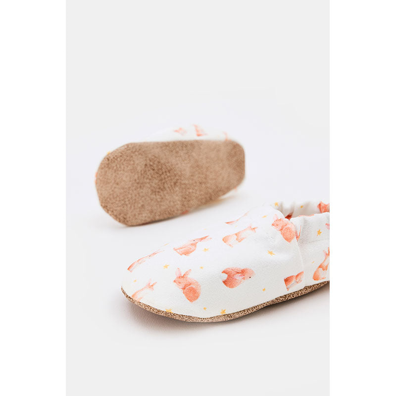 Soft organic cotton baby shoes with Cute Bunny design, perfect for first walkers and little explorers. Sole visibile.